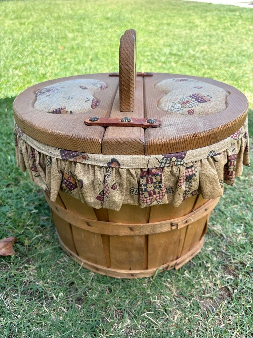 VINTAGE FABRIC LINED BUSHEL FLIP TOP SEWING BASKET LHEART WOOD GRANNY COTTAGE